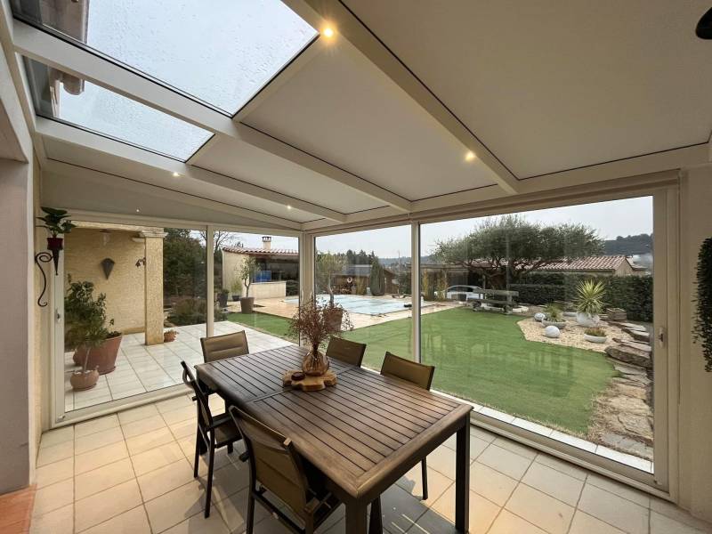 Auvent autoportant en aluminium pour terrasse à Lille dans les Hauts de France