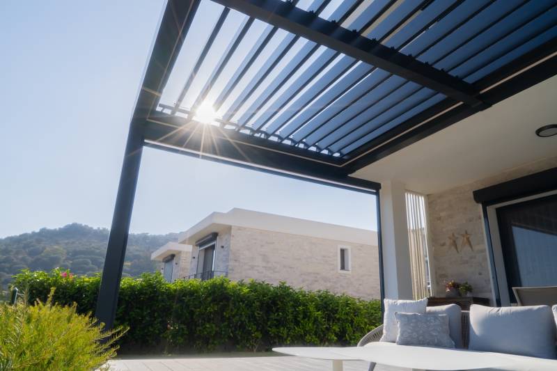 Bien choisir la toiture de sa pergola en aluminium ?