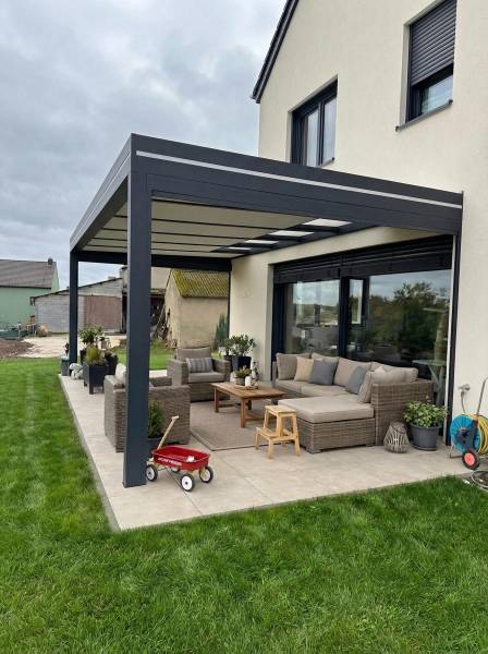Puits de lumière sur une pergola adossée : préserver la luminosité de votre maison